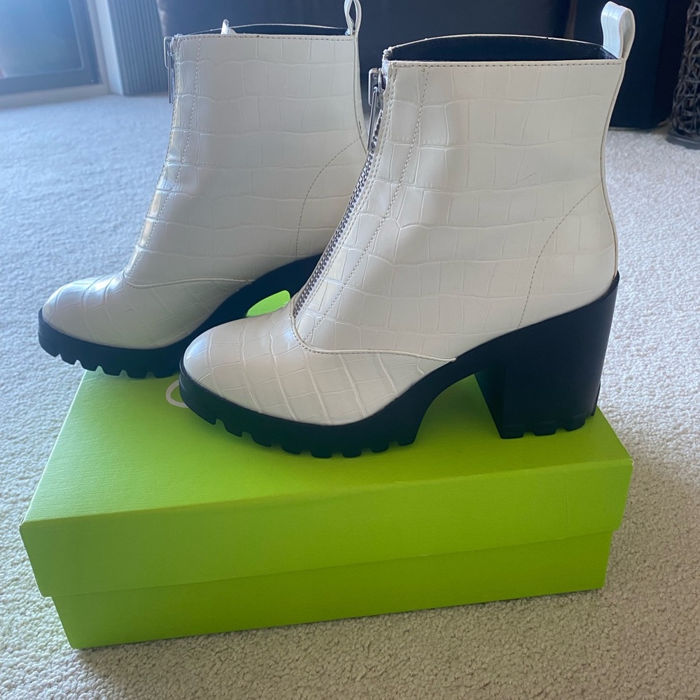 BP Marley White Croc Lug Ankle Boot, like NEW, Size 8.5 runs like 8M - Picture 8 of 12